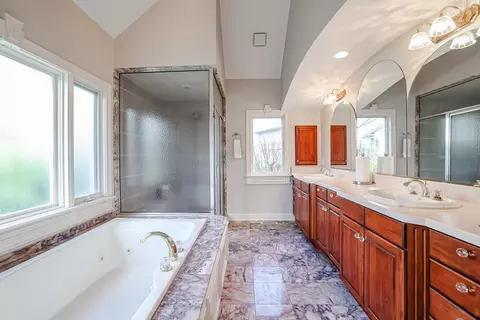 Bath - 632 Christopher Ln, Carol Stream, IL 60188 photo 1 of 6