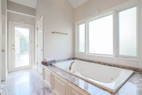 Bath - 632 Christopher Ln, Carol Stream, IL 60188 photo 2 of 6