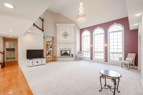 Living - 632 Christopher Ln, Carol Stream, IL 60188 photo 2 of 7