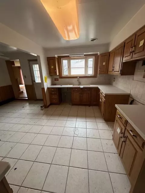 Kitchen - 1048 S 6th Ave, Des Plaines, IL 60016 photo 1 of 1
