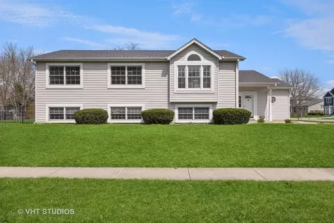 13428 S Golden Meadow Dr, Plainfield, IL 60585