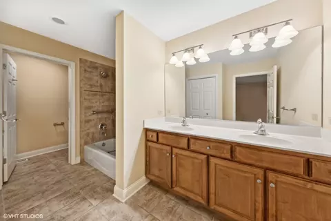 Bath - 1716 Elyse Ln, Naperville, IL 60565 photo 3 of 3