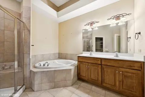 Bath - 1716 Elyse Ln, Naperville, IL 60565 photo 1 of 3