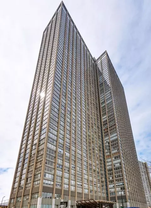 655 W Irving Park Rd #4106, Chicago, IL 60613