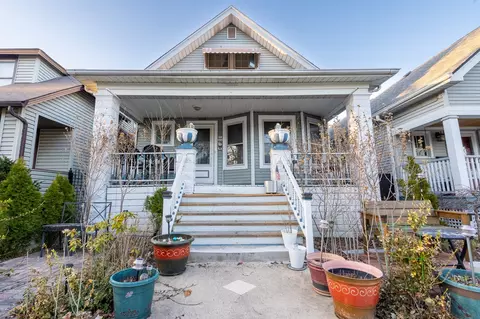 4018 W Eddy St, Chicago, IL 60641