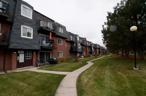 9413 Bay Colony Dr #1S, Des Plaines, IL 60016