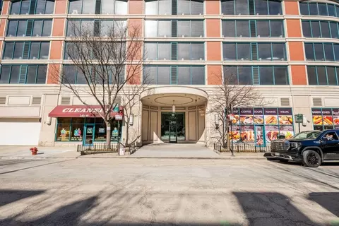 340 W Superior St #902, Chicago, IL 60654