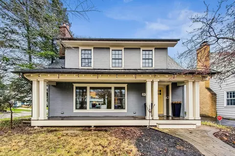 2011 Hollywood Ct, Wilmette, IL 60091