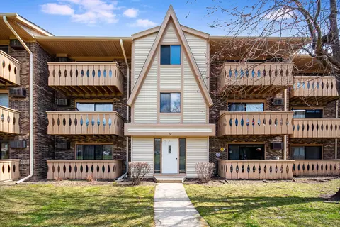 12 Parkside Ct #16, Vernon Hills, IL 60061