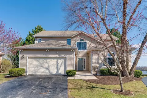 400 N Crooked Lake Ln, Lindenhurst, IL 60046