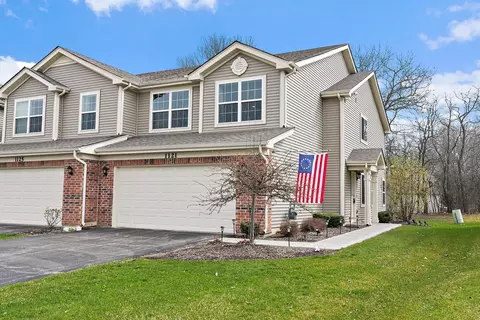 1121 W Lake Dr, Cary, IL 60013