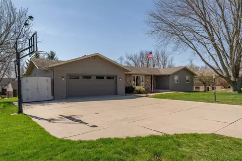 19217 Briar Dr, Bloomington, IL 61705 photo 2