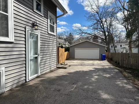 Exterior - 900 E Illinois St, Wheaton, IL 60187 photo 2 of 2