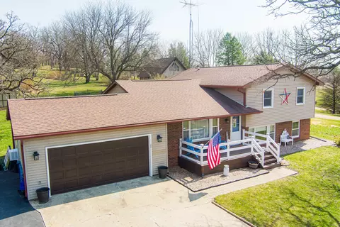 108 Woodland Dr, Dixon, IL 61021