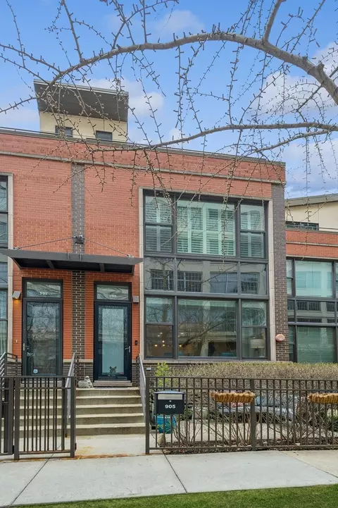905 N Kingsbury St #905, Chicago, IL 60610