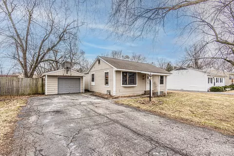 37 S Heather Dr, Crystal Lake, IL 60014