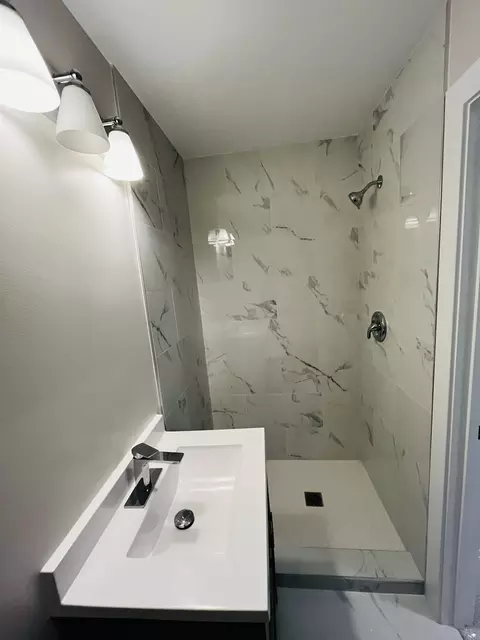 Bath - 2116 S 19th Ave, Broadview, IL 60155 photo 1 of 4