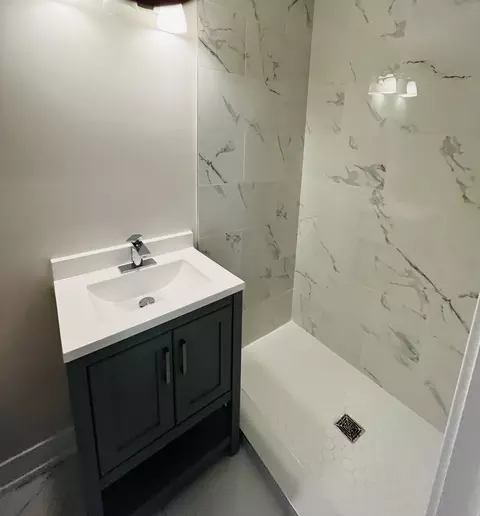 Bath - 2116 S 19th Ave, Broadview, IL 60155 photo 2 of 4