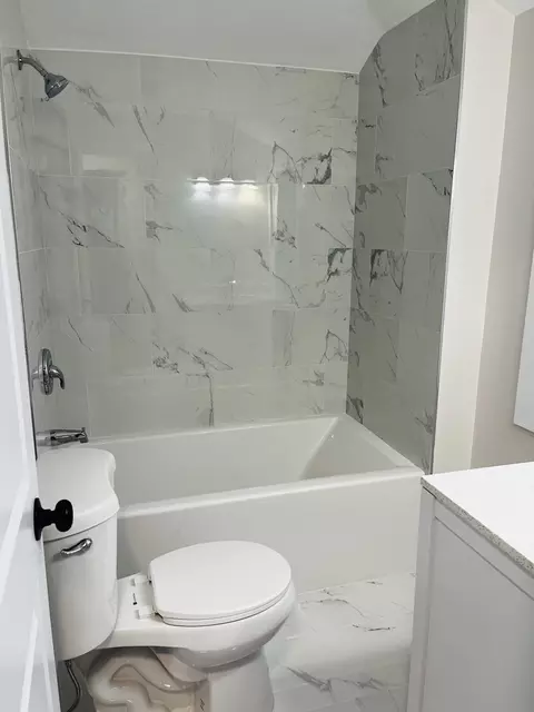 Bath - 2116 S 19th Ave, Broadview, IL 60155 photo 3 of 4