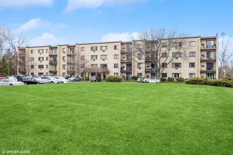 7211 Wolf Rd #304, Indian Head Park, IL 60525