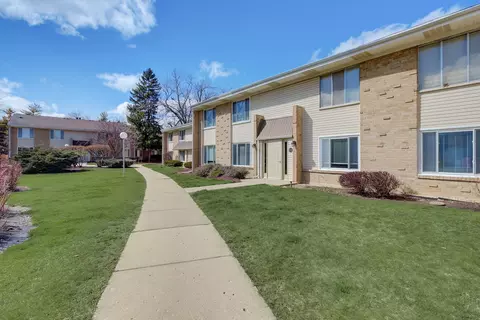 1730 Robin Walk #B, Hoffman Estates, IL 60169 photo 2
