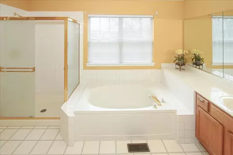 Bath - 1410 Angle Tarn, West Dundee, IL 60118 photo 3 of 4