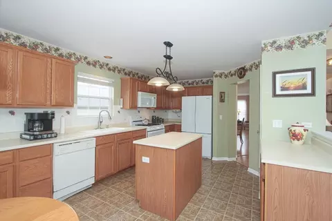 Kitchen - 1410 Angle Tarn, West Dundee, IL 60118 photo 2 of 3