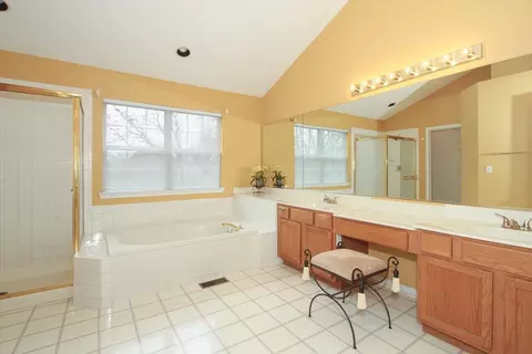 Bath - 1410 Angle Tarn, West Dundee, IL 60118 photo 2 of 4