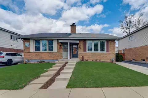 8932 W Church St, Des Plaines, IL 60016
