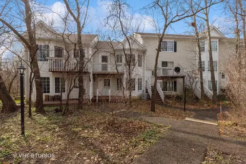 255 W Treehouse Ln W, Round Lake, IL 60073