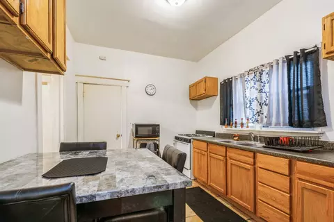 8043 S Coles Ave, Chicago, IL 60617 photo 4