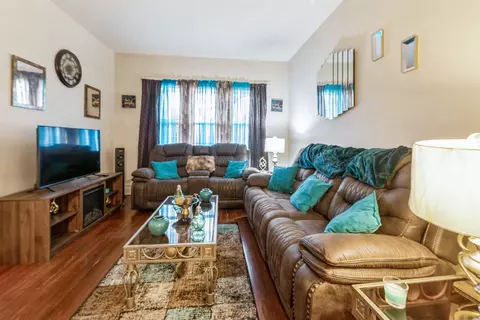 8043 S Coles Ave, Chicago, IL 60617 photo 3