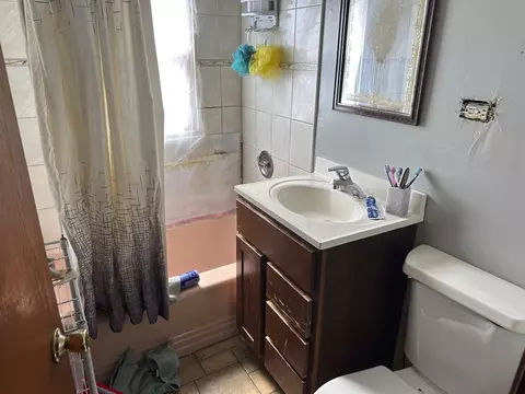 Bath - 3745 W 157th St, Markham, IL 60428 photo 1 of 2
