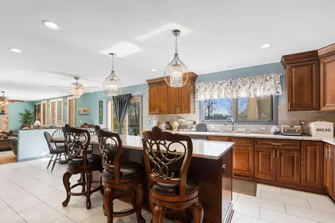 Kitchen - 535 Denoyer Trl, Wheeling, IL 60090 photo 2 of 4