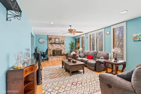 Living - 535 Denoyer Trl, Wheeling, IL 60090 photo 4 of 10