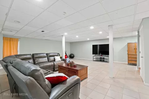Living - 535 Denoyer Trl, Wheeling, IL 60090 photo 9 of 10