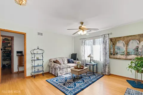 Living - 535 Denoyer Trl, Wheeling, IL 60090 photo 7 of 10