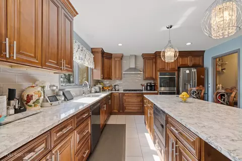 Kitchen - 535 Denoyer Trl, Wheeling, IL 60090 photo 3 of 4
