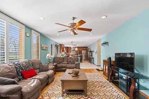 Living - 535 Denoyer Trl, Wheeling, IL 60090 photo 6 of 10