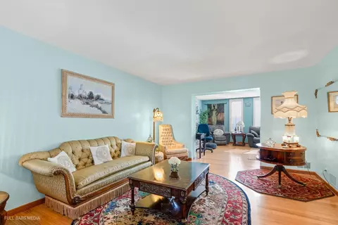 Living - 535 Denoyer Trl, Wheeling, IL 60090 photo 2 of 10