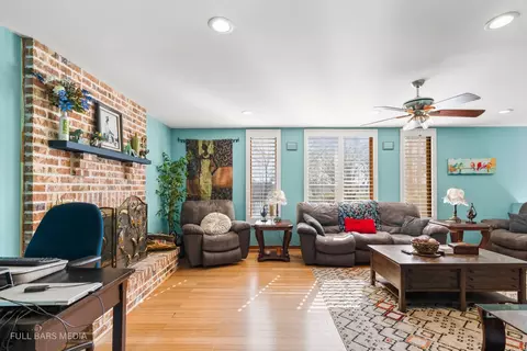 Living - 535 Denoyer Trl, Wheeling, IL 60090 photo 5 of 10