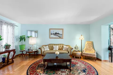 Living - 535 Denoyer Trl, Wheeling, IL 60090 photo 1 of 10