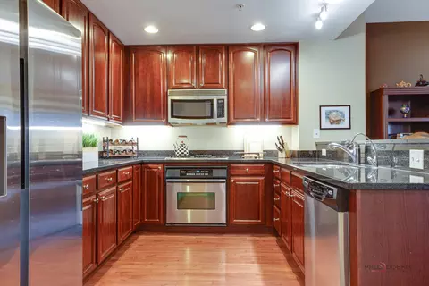 Kitchen - 153 Pointe Dr #108, Northbrook, IL 60062 photo 2 of 3