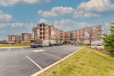 153 Pointe Dr #108, Northbrook, IL 60062