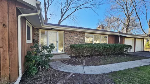 Exterior - 520 James Ct, Algonquin, IL 60102 photo 3 of 5