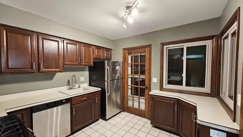 Kitchen - 520 James Ct, Algonquin, IL 60102 photo 3 of 3