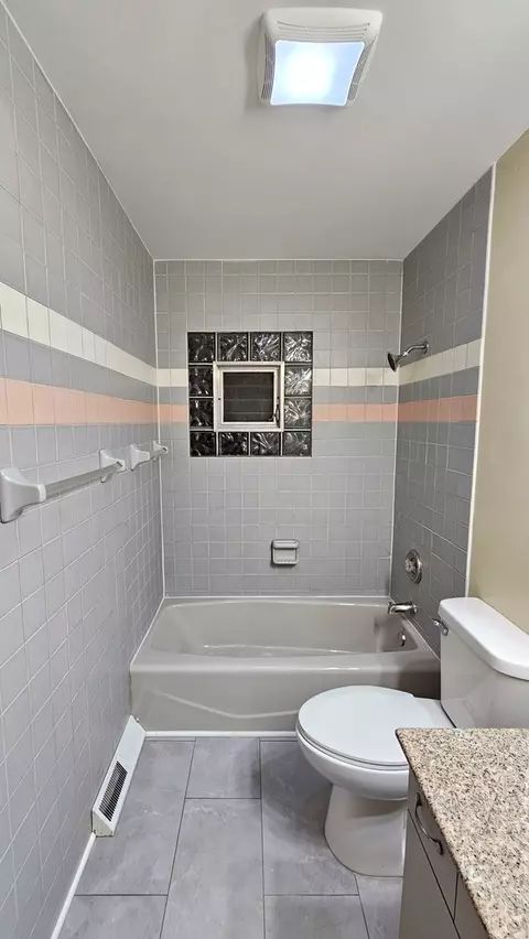 Bath - 520 James Ct, Algonquin, IL 60102 photo 2 of 4