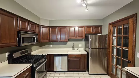 Kitchen - 520 James Ct, Algonquin, IL 60102 photo 2 of 3