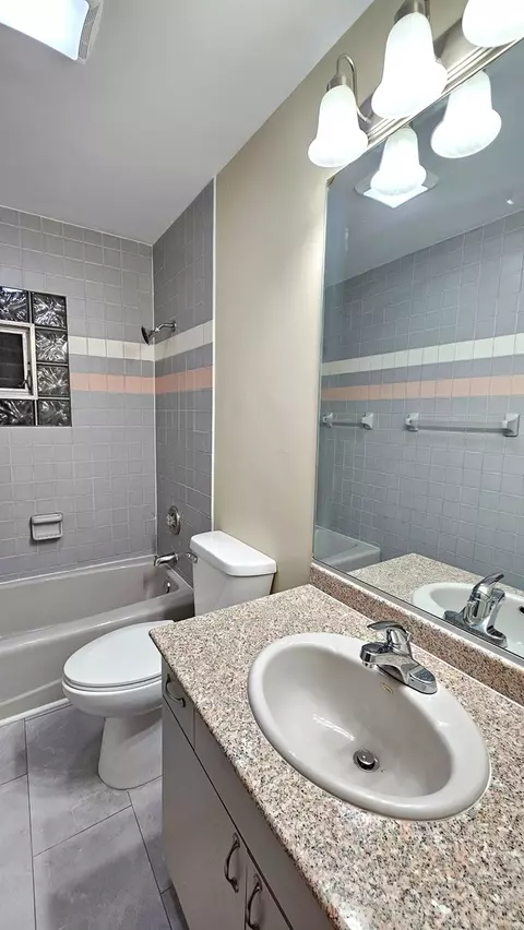 Bath - 520 James Ct, Algonquin, IL 60102 photo 1 of 4
