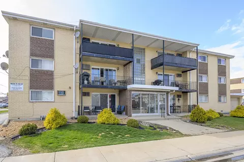 7930 W 95th St #2E, Hickory Hills, IL 60457